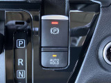 信号待ちなどでブレーキから足を離しても停車を維持してくれるオートブレーキホールド&スイッチを引き上げるだけでパーキングブレーキがかけられる電動パーキングブレーキ