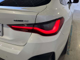 L字型リアコンビランプ:BMWの伝統的なデザインのひとつです。夜間でも誰が見てもBMWとわかる印象的なデザイン。