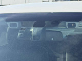【アイサイトVer3】前方の車両等を検知し、衝突しそうな時は警報で注意を促し、ブレーキを踏む力をサポート。ブレーキを踏めなかった場合は衝突被害軽減ブレーキが作動、衝突回避をサポートします。
