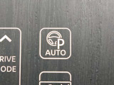 プロパイロットパーキングは3ステップの操作だけで駐車完了まですべて自動制御でドライバーをアシスト。車庫入れにも縦列駐車にも対応しています。