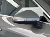 ●アウディサイドアシスト『後方の死角を並走する車両を検知しドアミラーの内側のLEDが点灯。ドライバーに注意を促し事故を未然に防ぐシステムです。』