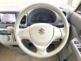 インテリアに合わせたデザインのステアリングは、運転される方のことも考え、運転しやすい形状、大きさです。是非一度、実際に触ってお確かめください。