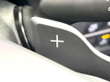 【パドルシフト】ハンドルから手を離さずに素早くシフトアップ&ダウンができるので、エンジンブレーキを使う下り坂や高速道路の合流で加速したい場面で役立ちます。