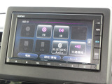 ナビゲーションは純正メモリーナビ(VXM-215Ci)を装着しております。AM、FM、CD、Bluetoothがご使用いただけます。初めて訪れた場所でも安心ですね!