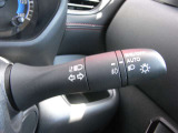 アダプティブLEDヘッドライトシステムは、照射パターンを変化させて対向車や先行車が眩しくならないようにハイビームをキープすることで、良好な視界を確保します。もちろん自動点灯/消灯するオートライトも。