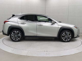 歩行者検知機能付衝突回避支援型プリクラッシュセーフティ、LDA、AHB、レーダークルーズコントロールをセットにした「Lexus Safety System +」を装備しています。