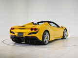 エクステリアは、フェラーリの生まれ故郷モデナを象徴する鮮やかなイエロー「Giallo Modena」を纏います。