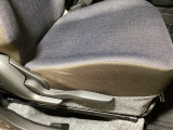 運転席にはドライバーの体型や好みに応じて前後方向だけでなく、高さの調整ができるシートリフターを装備!
