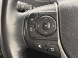運転中、オーディオの操作をしてて、ハッとしたことはありませんか?ステアリングスイッチは、運転中でもハンドルでオーディオの操作が可能です。安全なドライブをサポートします。