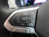 ◆クルーズコントロールにレーダーセンサーを組み合わせ、先行車を測定し設定されたスピードを上限に自動で加減速を行います。一定の車間距離を維持することで、長距離走行でのドライバーの疲労を低減させます。