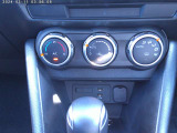 フルオートエアコンですので車内の温度管理も簡単に行えて快適です^^