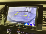 リバースギアに入れるだけで後方の表示へ切り替わります。夜間や雨の日の駐車も楽になりますよ。