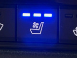 【シートベンチレーション】夏場は涼しい風でお尻や背中の熱やムレを防ぎ、冬はエアコンよりも早く温まってポカポカに!季節を問わず快適に過ごせます。