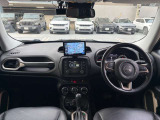 ステアリングを握ればJeepワールドが広がります。