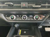 【左右独立オートエアコン】左右席で独立温度コントロールが可能です。運転席はキンキンに冷やして助手席はマイルドにと言った設定が可能です☆暑さ寒さでケンカすることもなくなりますね♪