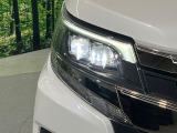 【LEDヘッドライト】悪天候や夜間走行時も良好な視界を確保し安心して運転できる高輝度LEDヘッドライトを装備!点灯速度が早く、消費電力も抑えられています。