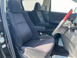 運転席まわりには十分なスペースがあり、大柄な方でもゆったり運転していただける環境です。