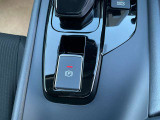 電動パーキングブレーキは、従来の足踏み式に比べ、しっかりと車をホールドしてくれるので安心です。女性の方には特に安心いただける装備です