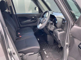 広々としたガラスエリアで周りがよく見渡せるので、小柄な方でも運転しやすい見晴らしのいい運転席