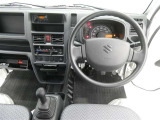 運転席からの視界はこんな感じです☆お気軽にご来店いただき、実際に座って是非お確かめください。ドライバーに寄り添う快適な操作フィールをもたらすステアリングです。