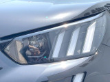 ●LEDヘッドライト:夜間走行時も良好な視界を確保し安心して運転できる高輝度LEDヘッドライトを装備!点灯速度が早く、消費電力も抑えられています。