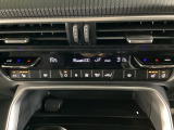 温度の設定のみで快適な風量やモードなどを自動調整してくれるフルオートエアコンを装備!