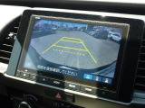 バック駐車が苦手な方や、初めてのお車で不安な方でも後方をナビ画面に映してくれるので、ラクラク停められます。