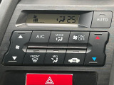【オートエアコン】一度お好みの温度に設定すれば、車内の温度を検知し風量や温度を自動で調整。暑い&hellip;寒い&hellip;と何度もスイッチ操作をする必要はありません。快適な車内空間には必須の機能ですね♪