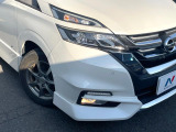 【LEDヘッドライト】悪天候や夜間走行時も良好な視界を確保し安心して運転できる高輝度LEDヘッドライトを装備!点灯速度が早く、消費電力も抑えられています。