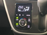 【オートエアコン】一度お好みの温度に設定すれば、車内の温度を検知し風量や温度を自動で調整。暑い&hellip;寒い&hellip;と何度もスイッチ操作をする必要はありません。快適な車内空間には必須の機能ですね♪