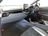 高いホールド性で運転姿勢が安定します。長距離ドライブでも疲れにくいのが魅力です。快適なドライビングライフをお送りください♪