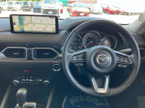 人間工学を駆使して設計された運転席周りのデザインで、ドライビングポジションも取り易く、快適な運転を楽しんでもらえます。