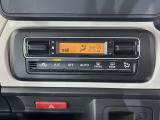 【オートエアコン】一度お好みの温度に設定すれば、車内の温度を検知し風量や温度を自動で調整。暑い&hellip;寒い&hellip;と何度もスイッチ操作をする必要はありません。快適な車内空間には必須の機能ですね♪