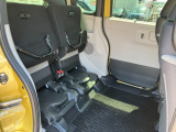 狭い駐車場などでテールゲートが開けられない時は、後席の座面をはね上げて荷物を積める空間に。