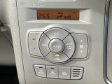 【オートエアコン】一度お好みの温度に設定すれば、車内の温度を検知し風量や温度を自動で調整。暑い&hellip;寒い&hellip;と何度もスイッチ操作をする必要はありません。快適な車内空間には必須の機能ですね♪