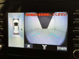 【パノラミックビューモニター】クルマの前後左右に搭載したカメラから取り込んだ画像を合成し、車両を上から見たような画像をディスプレイに表示します。