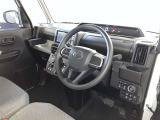 シックな色使いの運転席周りですね。すっきりとしたデザインで上品な色使いです。居心地の良い運転席、長く座ってられるリラックスできるデザインがいいですね。