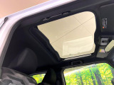 【ガラスルーフ】ガラスルーフ搭載で車内の解放感が一気にアップ!開放的なドライブをお楽しみいただけます。