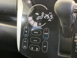 【オートエアコン】一度お好みの温度に設定すれば、車内の温度を検知し風量や温度を自動で調整。暑い&hellip;寒い&hellip;と何度もスイッチ操作をする必要はありません。快適な車内空間には必須の機能ですね♪
