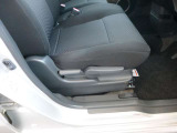 運転席にはシートリフターが付いていますので座高にあわせてドライビングポジションが決められます。