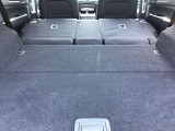 リヤシートを倒すと大きな荷物も搭載可能です。