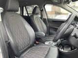 安定したドライビング姿勢をサポート致します。日常的な運転でも、長時間にわたる運転でも快適な姿勢を保つための設計になっております。
