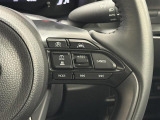 【レーダークルーズコントロール】従来のクルコンの機能に加え、先行車に接近すると、安全な車間距離を保ちながら先行車の車速に合わせ追従するシステム。