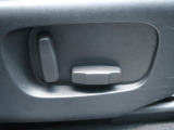 電動パワーシートですので運転中のシート調節も安全に行えます。微調整も可能ですのであなただけのドライビングポジションを実現します。