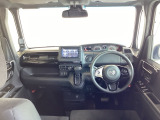 運転席は、大きな座面と包み込むような背もたれがドライバーの身体全体をしっかり支えます。上質なシート素材と座り心地のよいクッションを採用し、長時間の運転やコーナーの多い道も快適です