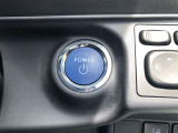 エンジンスタートスイッチです。キーが車内にあれば、エンジンの始動や停止はスイッチを押すだけ!キーを取り出す手間を省き、ワンプッシュで操作できるので簡単でスムーズです。