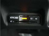 ◆ETC2.0装着◆進化したドライブ体験。料金収受システムだけだったETCが生まれ変わって、高速道路を賢く使うETC2.0に進化しました。多彩な情報サービスが便利で快適なドライブ体験を提供します。