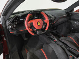2020年式 Ferrari 488 Pistaは、フェラーリがモータースポーツで培った高度なエアロダイナミクスと軽量化技術を、公道モデルに惜しみなく注ぎ込んだ特別なV8ミッドシップ・スポーツです。