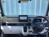運転席周りです。カップホルダーや小物の収納などは必須ですよね!!使い勝手の良いつくりになっております!!