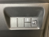 ハンドルの右側にはヘットライトリベライザーとVSA(ABS+TCS+横滑り抑制)の解除スイッチがついています。ヘッドライトリベライザーは道路状況や積荷の加重に応じてライトの高さを調節できます。